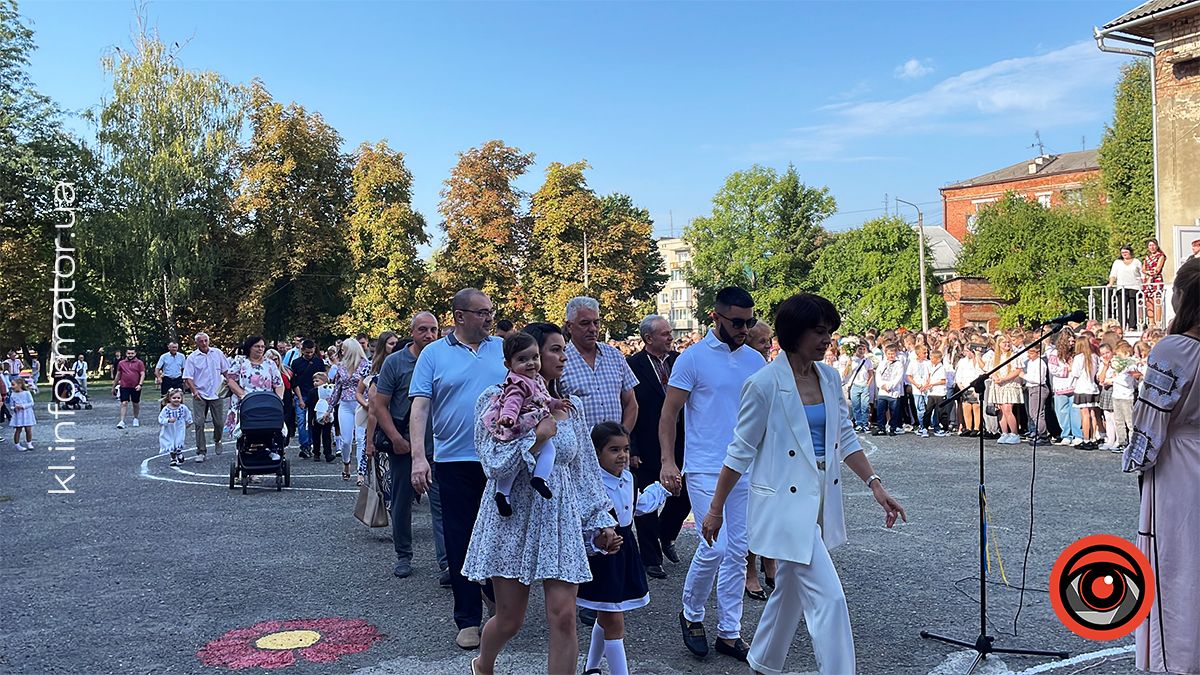 60-ий перший дзвоник: У Коломийському ліцеї №2 пройшла ювілейна урочиста лінійка 12