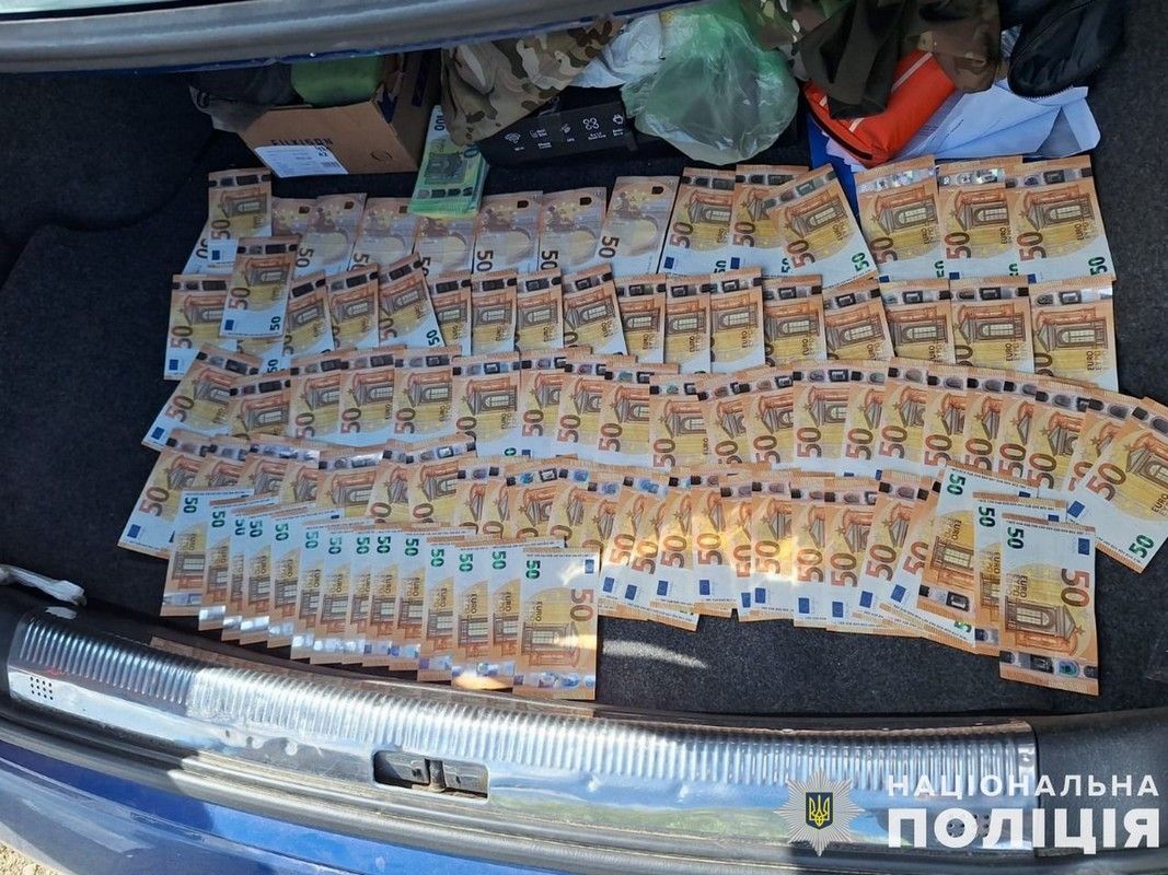 Прикарпатець із підробленим посвідченням офіцера ЗСУ мав перевезти чоловіків за кордон 1