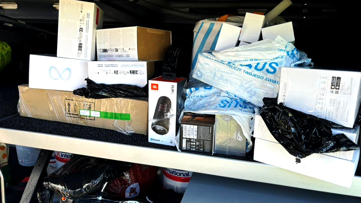 "Яблучний" сезон відкрито! Прикордонники виявили незадекларовані iPhone 16 1