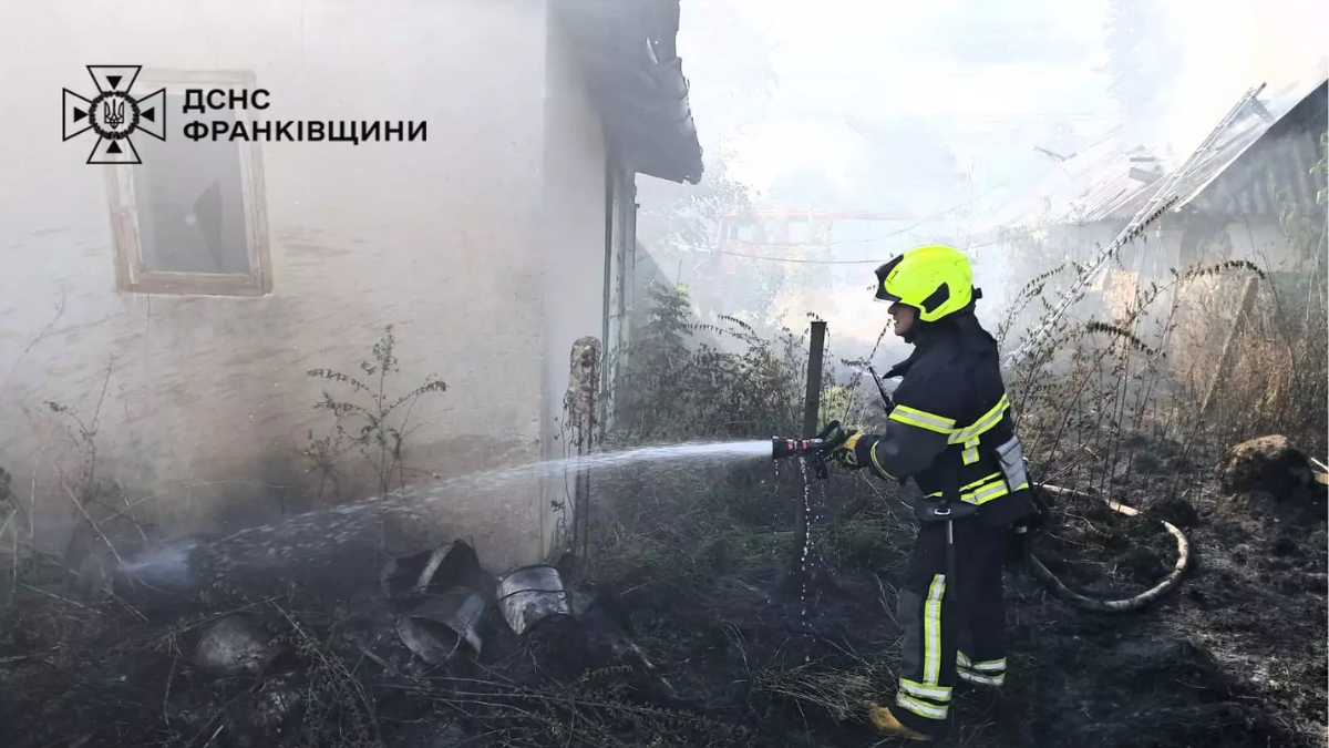 За добу на Прикарпатті спалахнуло понад 20 пожеж, зокрема на недіючій пилорамі у Делятині 2