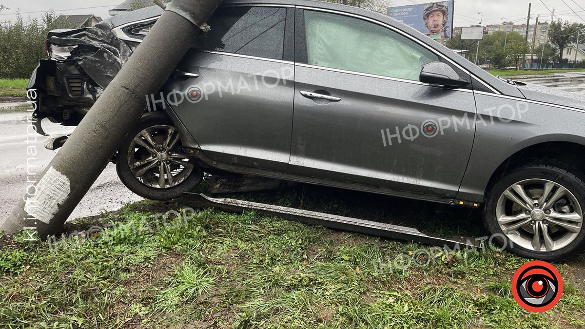 У Коломиї водій легковика врізався в бетонний стовп 1