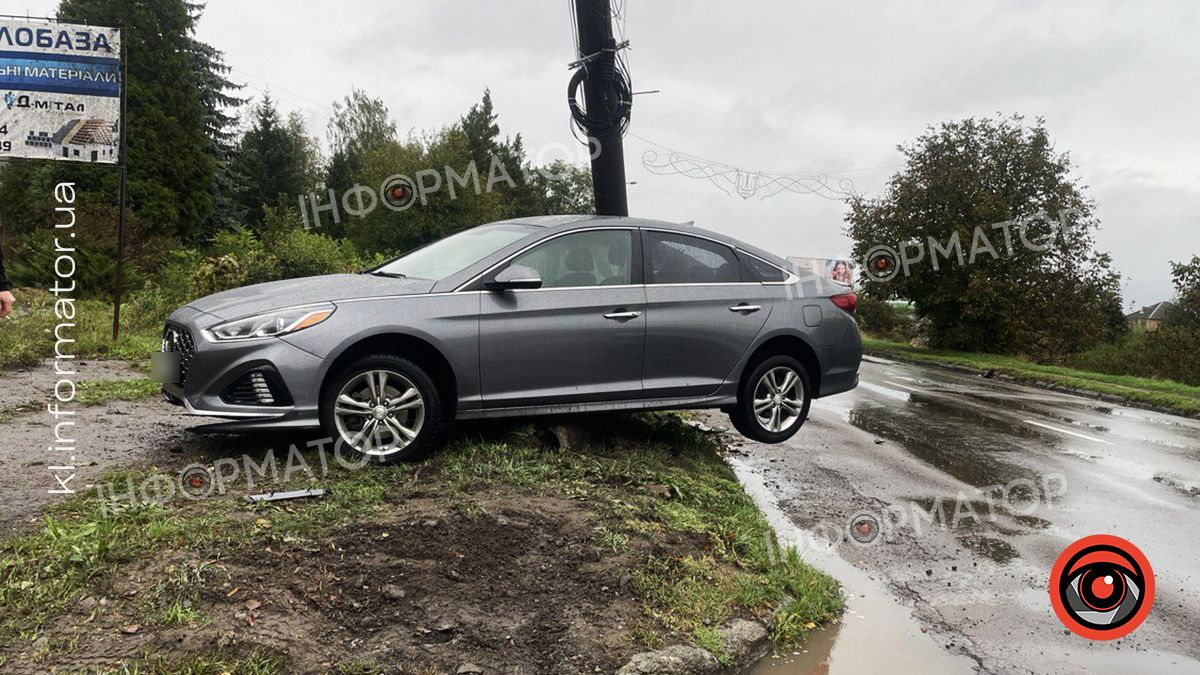 У Коломиї водій легковика врізався в бетонний стовп 2