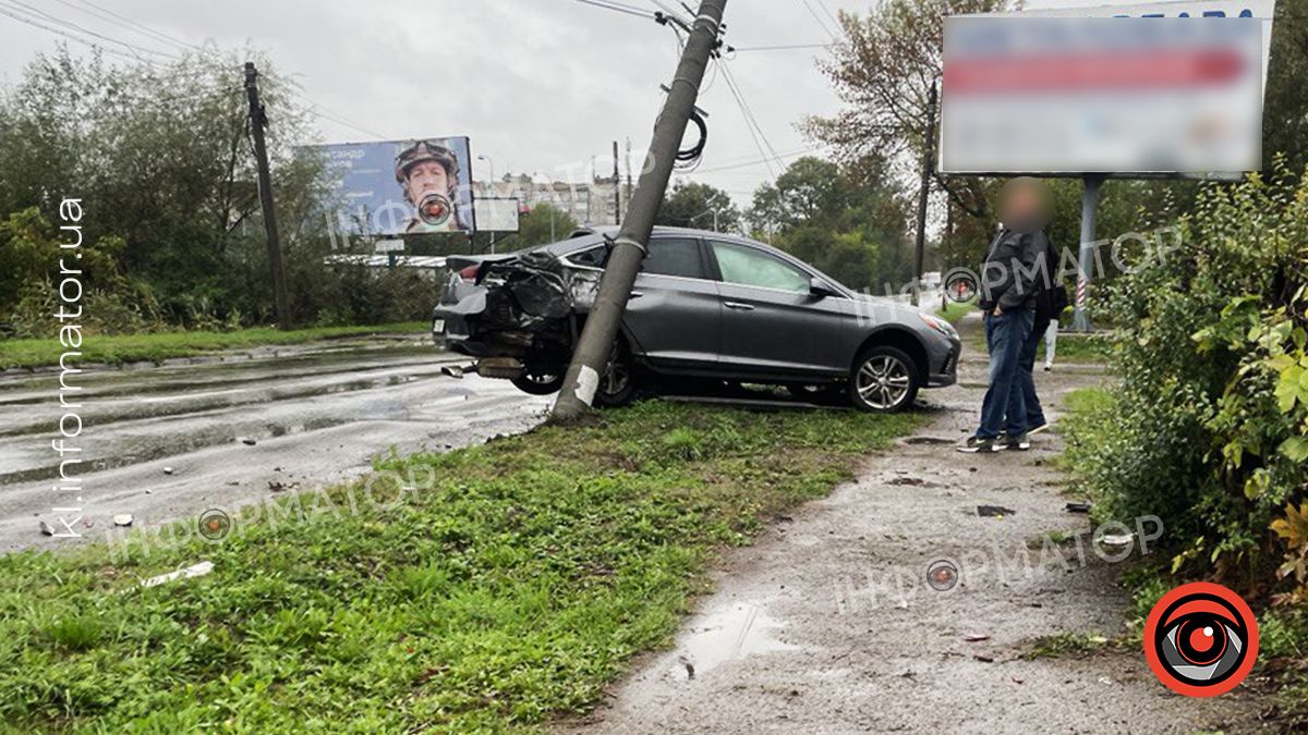 У Коломиї водій легковика врізався в бетонний стовп 3