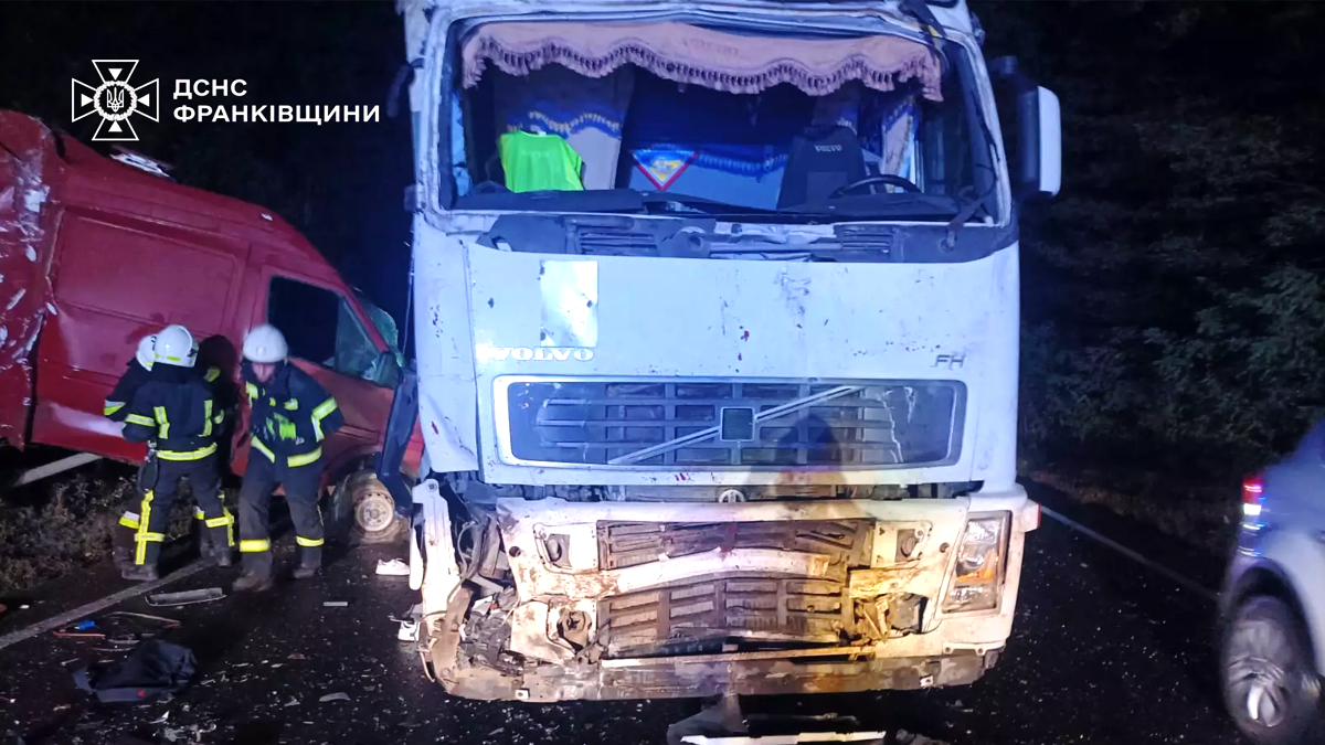 На Прикарпатті ввечері 10 вересня зіткнулися дві вантажівки. ФОТО 1