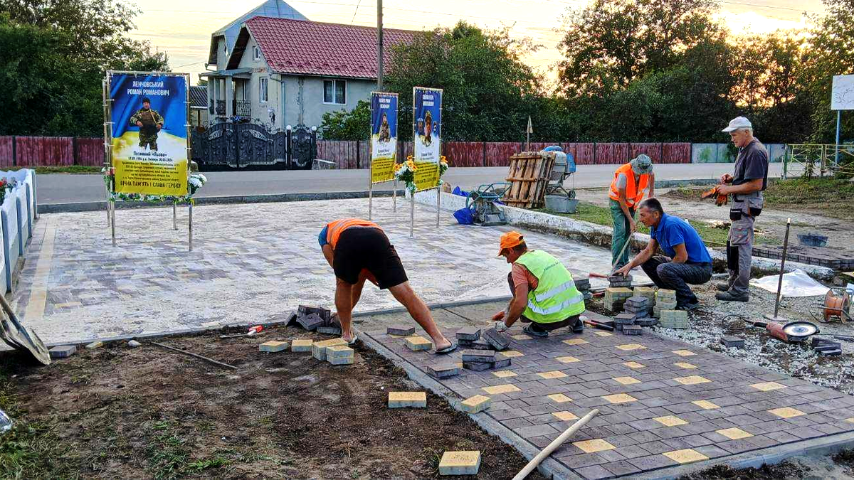 У селі Воронів, що на Городенківщині, облаштували Алею Героїв 2
