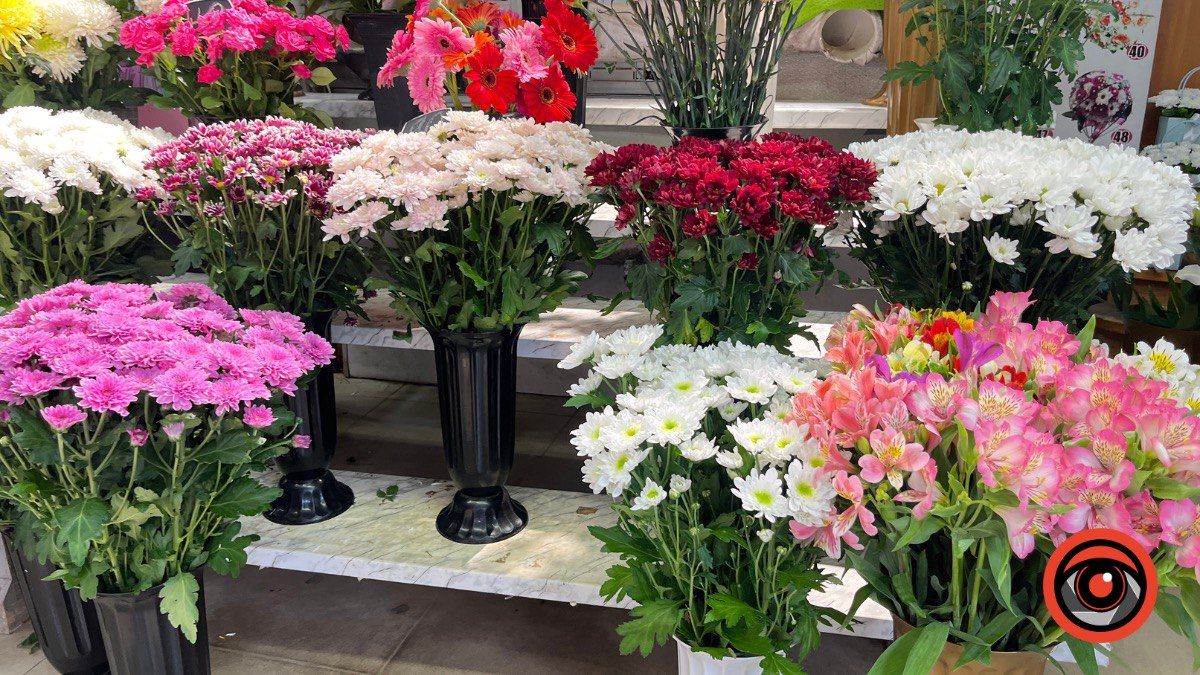 Скільки коштують квіти у Коломиї напередодні свята Першого дзвоника 6