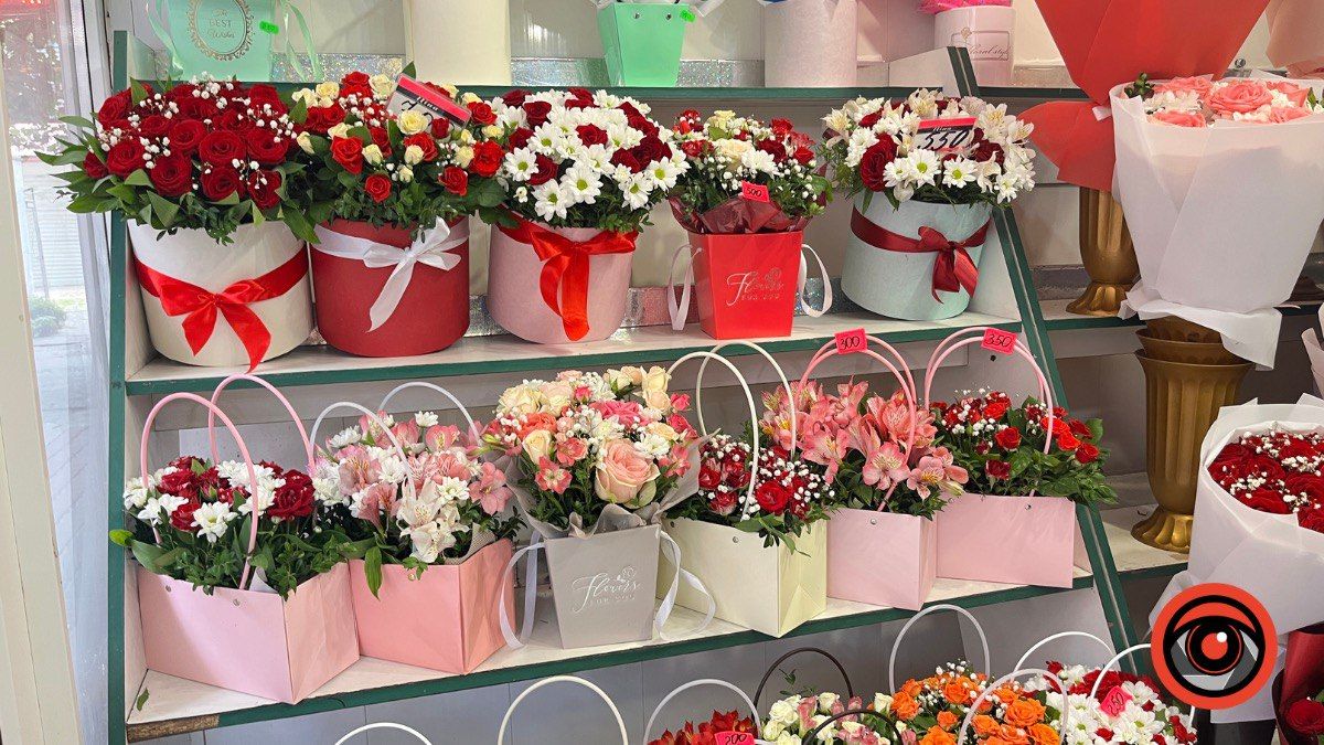 Скільки коштують квіти у Коломиї напередодні свята Першого дзвоника 4