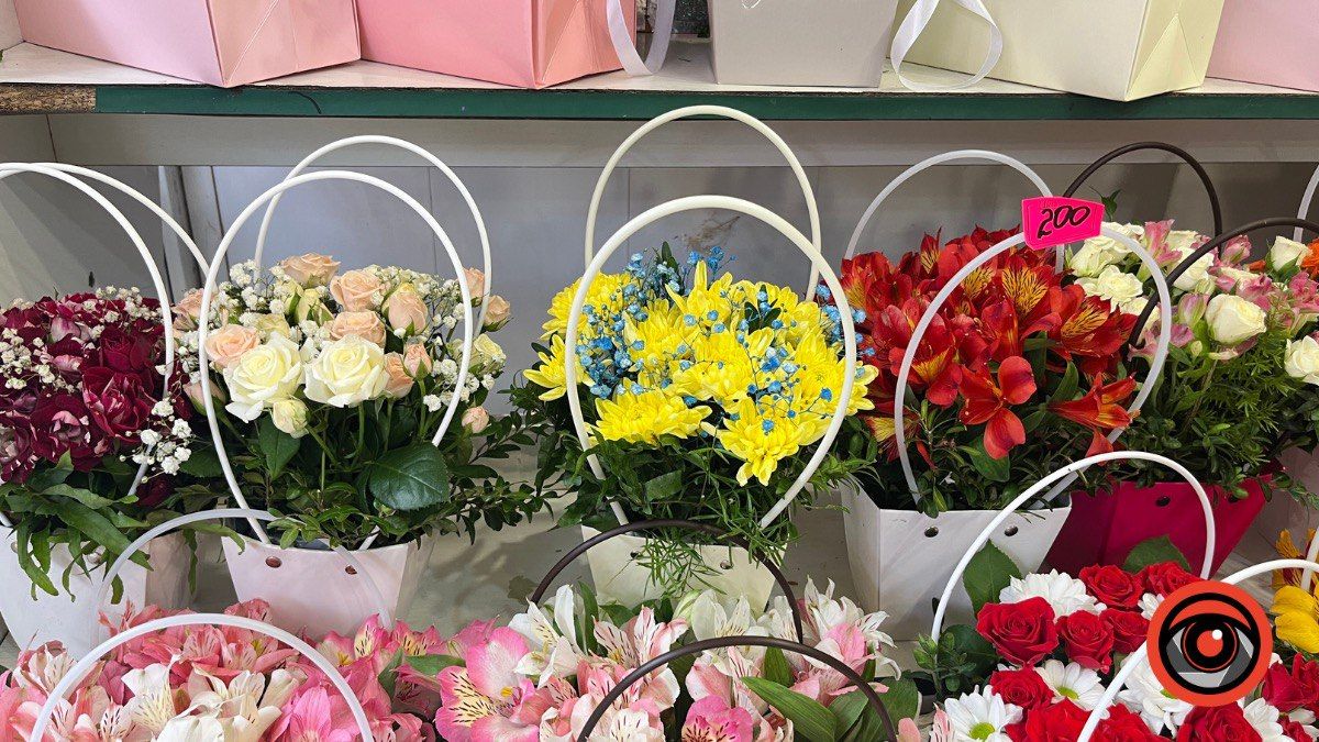 Скільки коштують квіти у Коломиї напередодні свята Першого дзвоника