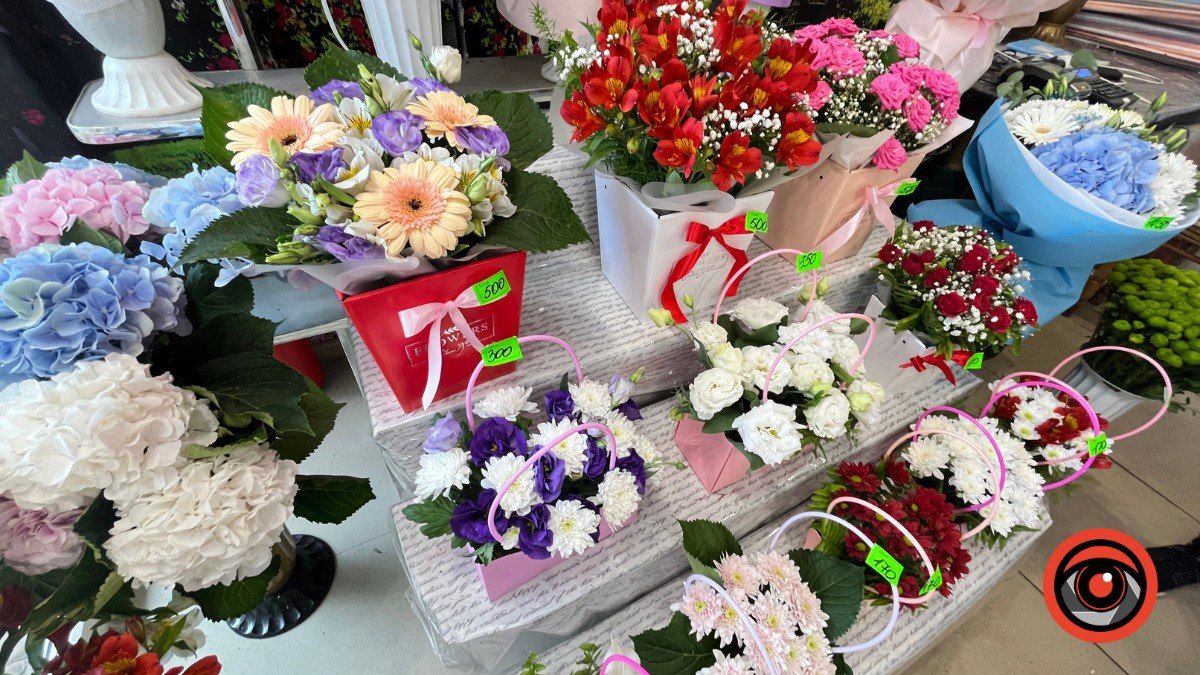 Скільки коштують квіти у Коломиї напередодні свята Першого дзвоника 3