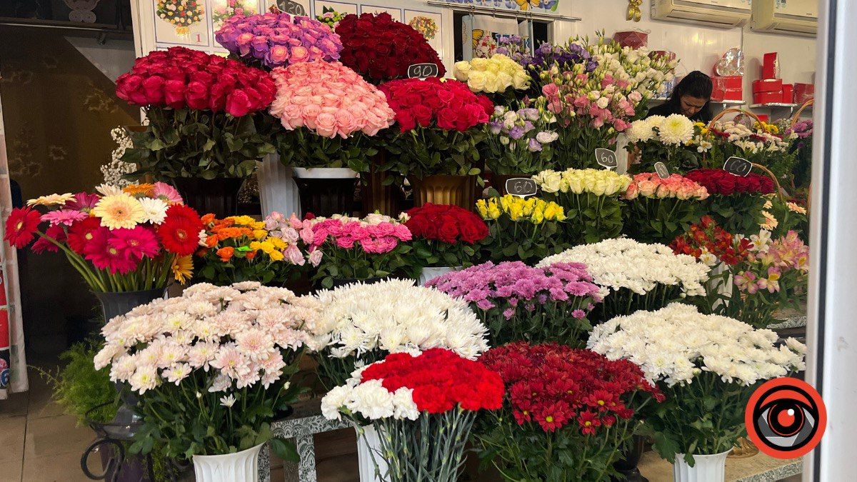 Скільки коштують квіти у Коломиї напередодні свята Першого дзвоника 2