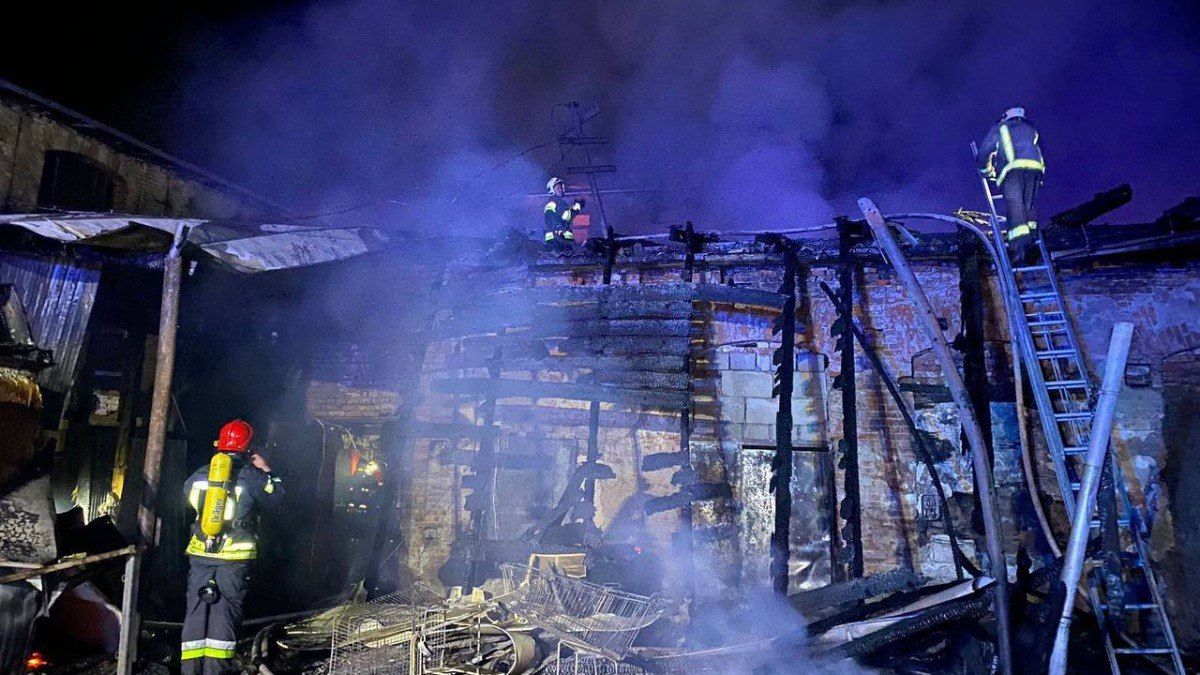 Вночі у Коломиї сталася масштабна пожежа:  горіла прибудова одного з магазинів міста 3