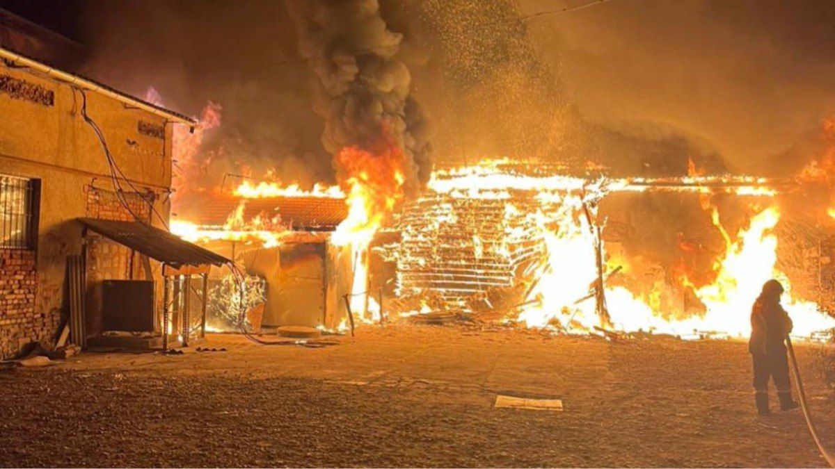 Вночі у Коломиї сталася масштабна пожежа:  горіла прибудова одного з магазинів міста 2