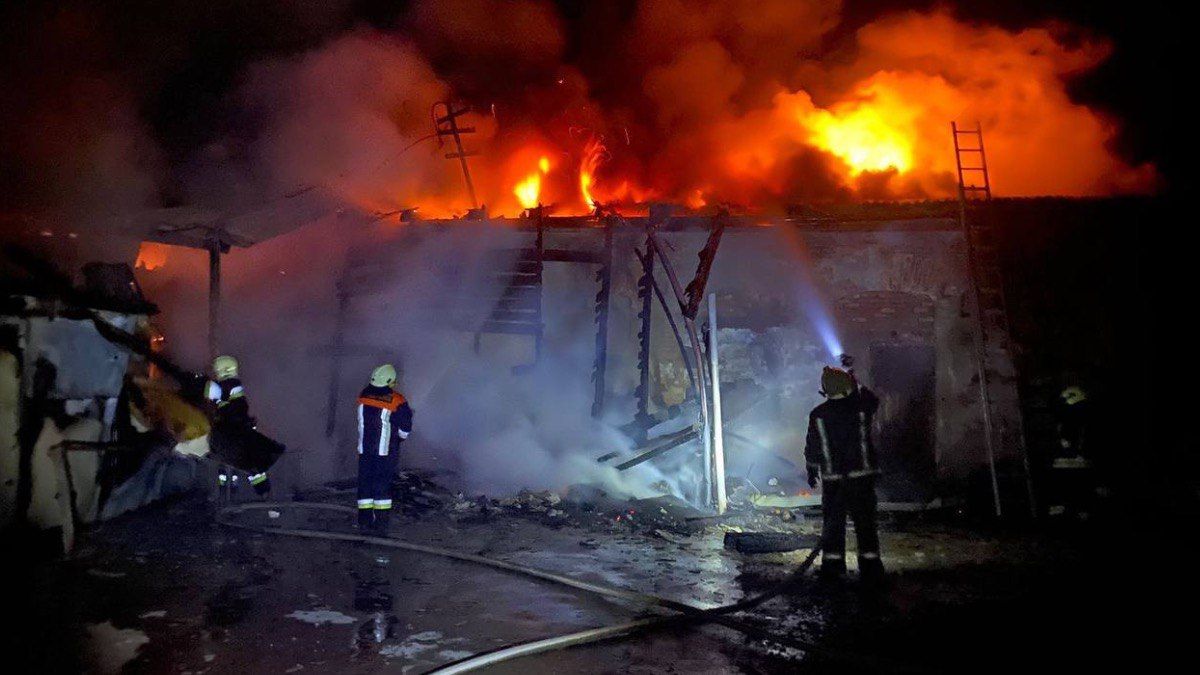 Вночі у Коломиї сталася масштабна пожежа:  горіла прибудова одного з магазинів міста 1