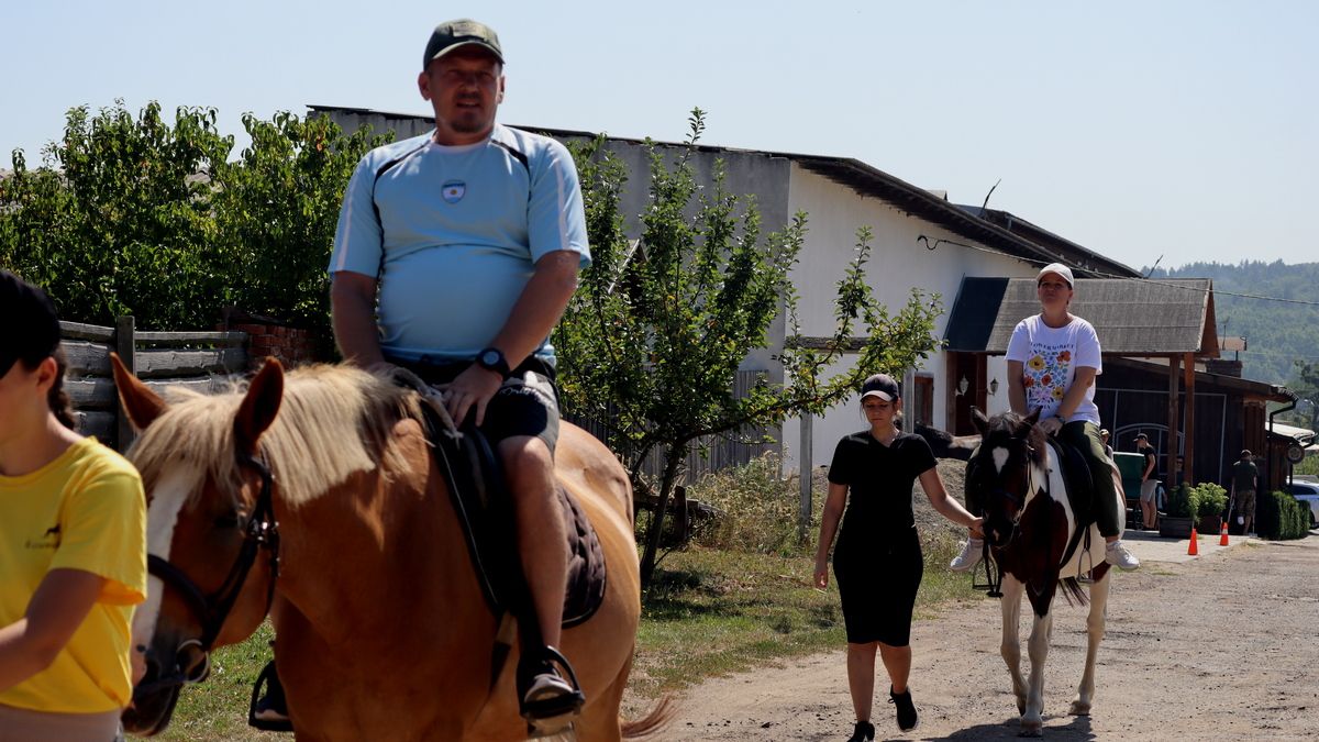 Кінні прогулянки як терапія від війни: ГО "Сила громади" організувала цінне дозвілля для сімей захисників 6