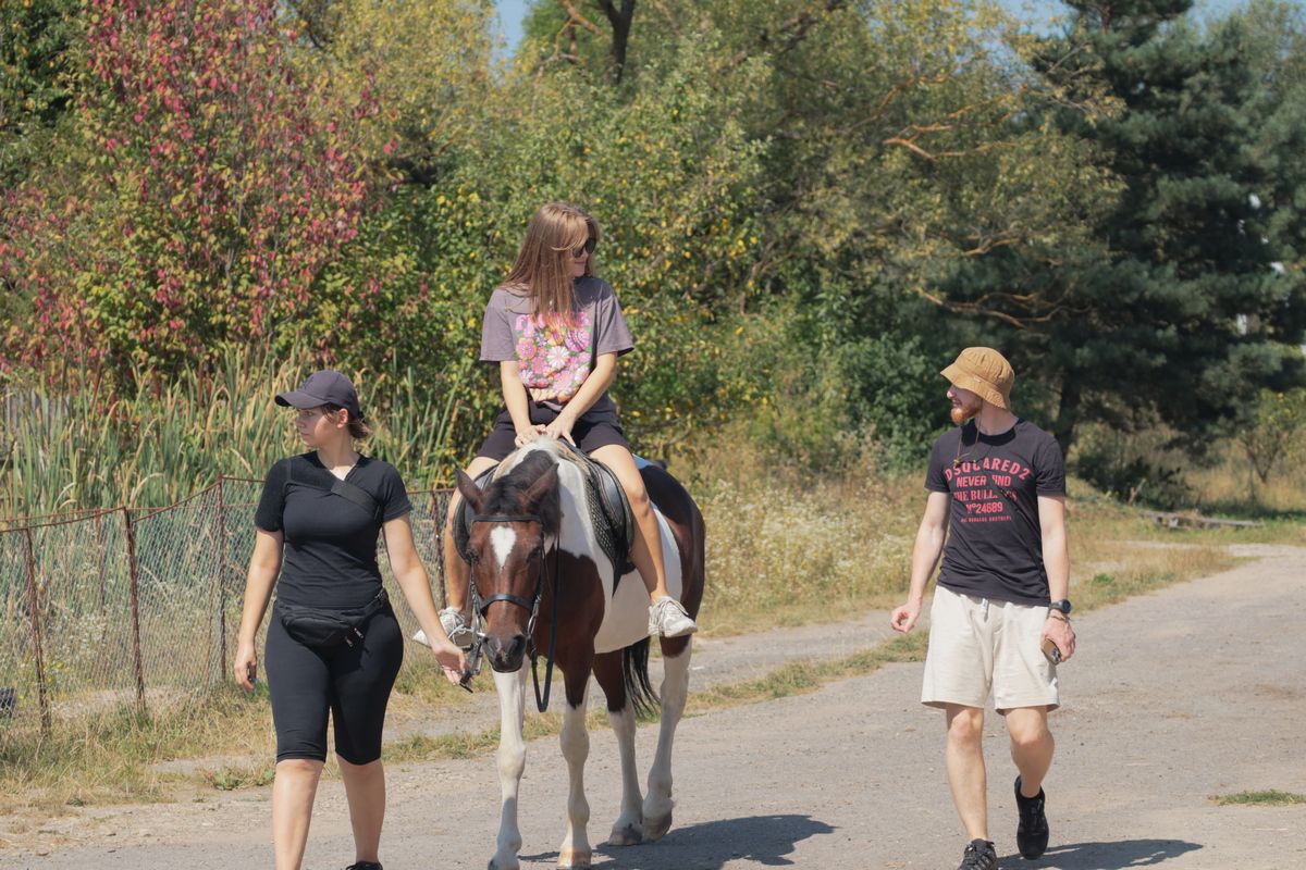 Кінні прогулянки як терапія від війни: ГО "Сила громади" організувала цінне дозвілля для сімей захисників 12