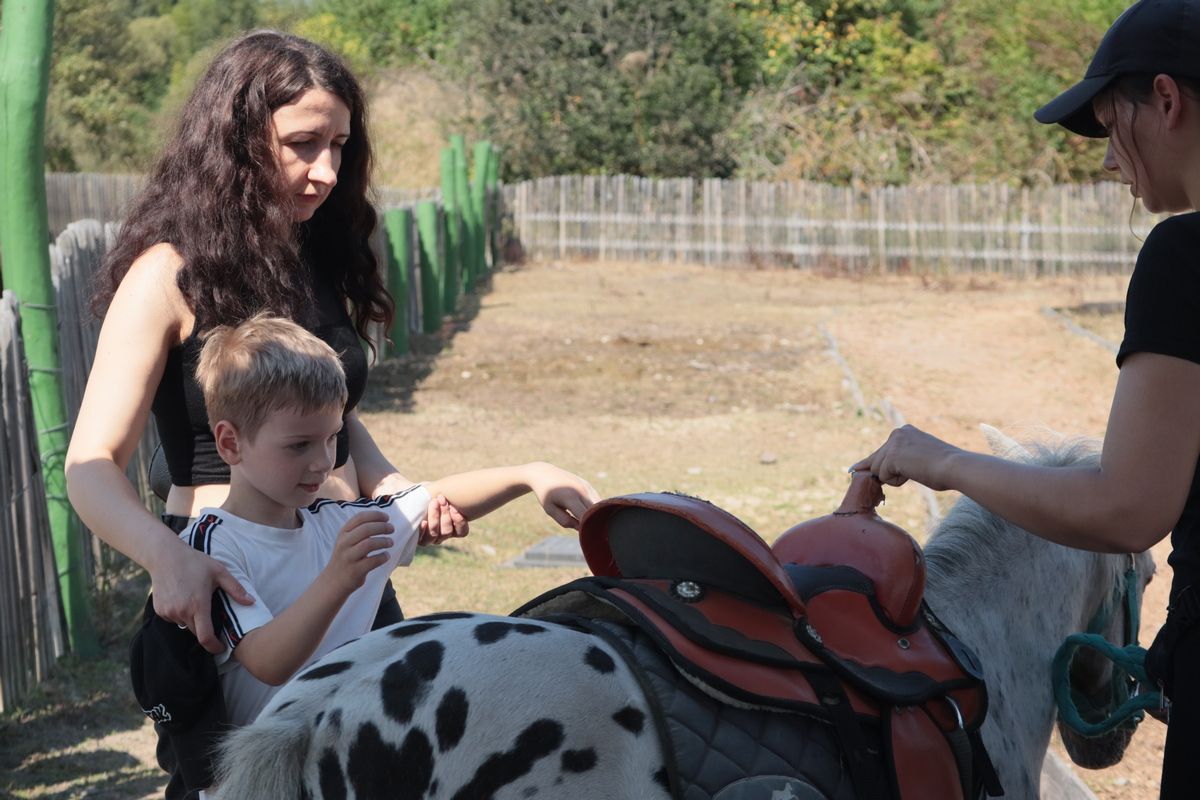 Кінні прогулянки як терапія від війни: ГО "Сила громади" організувала цінне дозвілля для сімей захисників 14