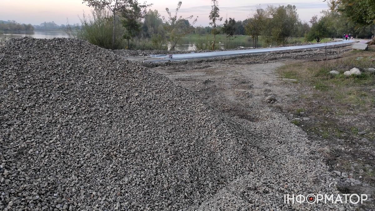Ще більше бруківки: на Шевченківському озері знову викладають плитку 1