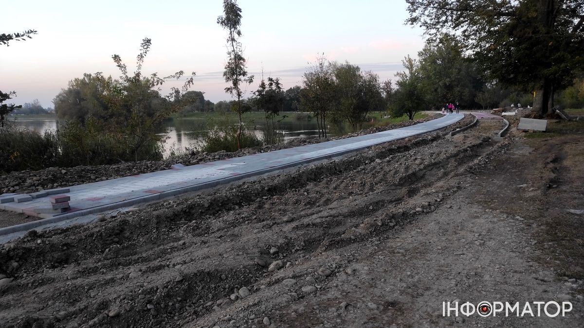 Ще більше бруківки: на Шевченківському озері знову викладають плитку 3