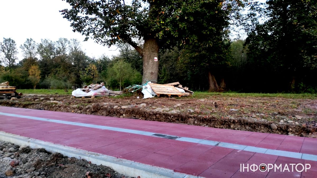 Ще більше бруківки: на Шевченківському озері знову викладають плитку 4