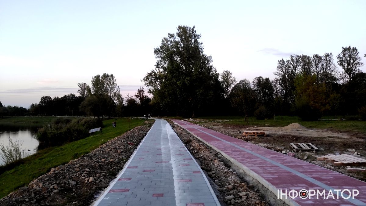 Ще більше бруківки: на Шевченківському озері знову викладають плитку 5
