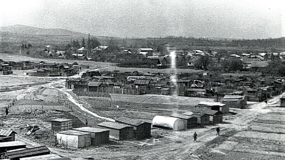 Вулиця Небесної сотні. Гаражі та сараї, за ними база УБР.