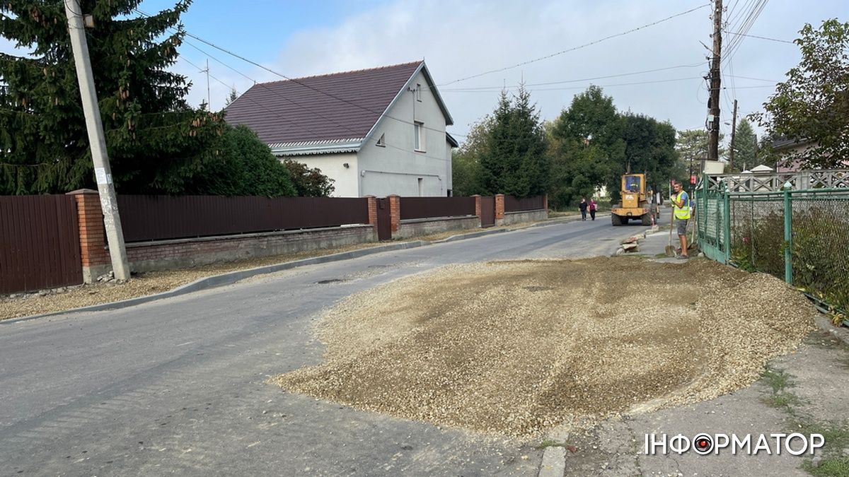 На частині вул. Довбуша підрядник ставить бруківку за пів мільйона гривень 6