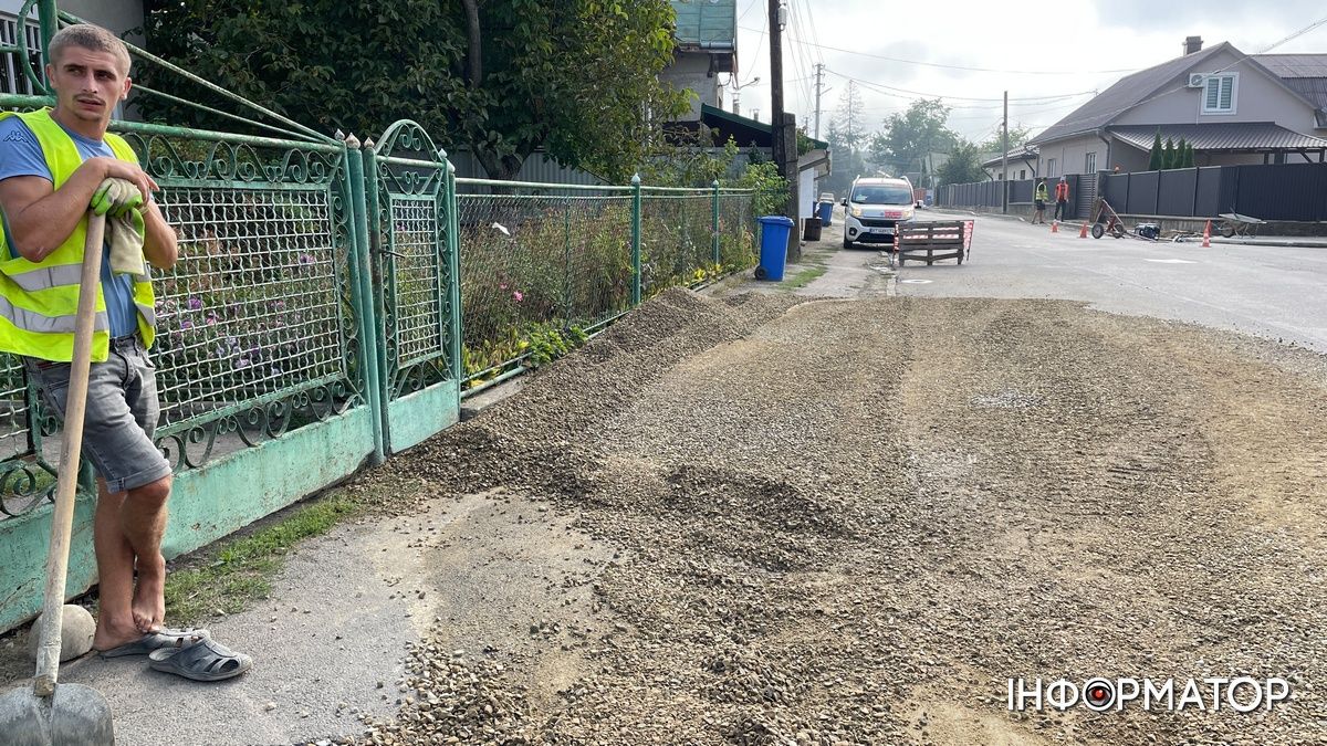 На частині вул. Довбуша підрядник ставить бруківку за пів мільйона гривень 7