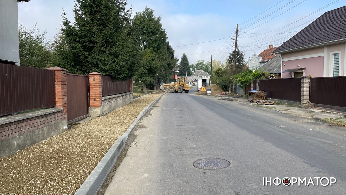 На частині вул. Довбуша підрядник ставить бруківку за пів мільйона гривень 8