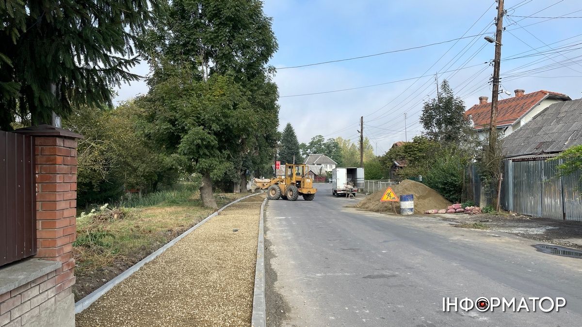 На частині вул. Довбуша підрядник ставить бруківку за пів мільйона гривень 5