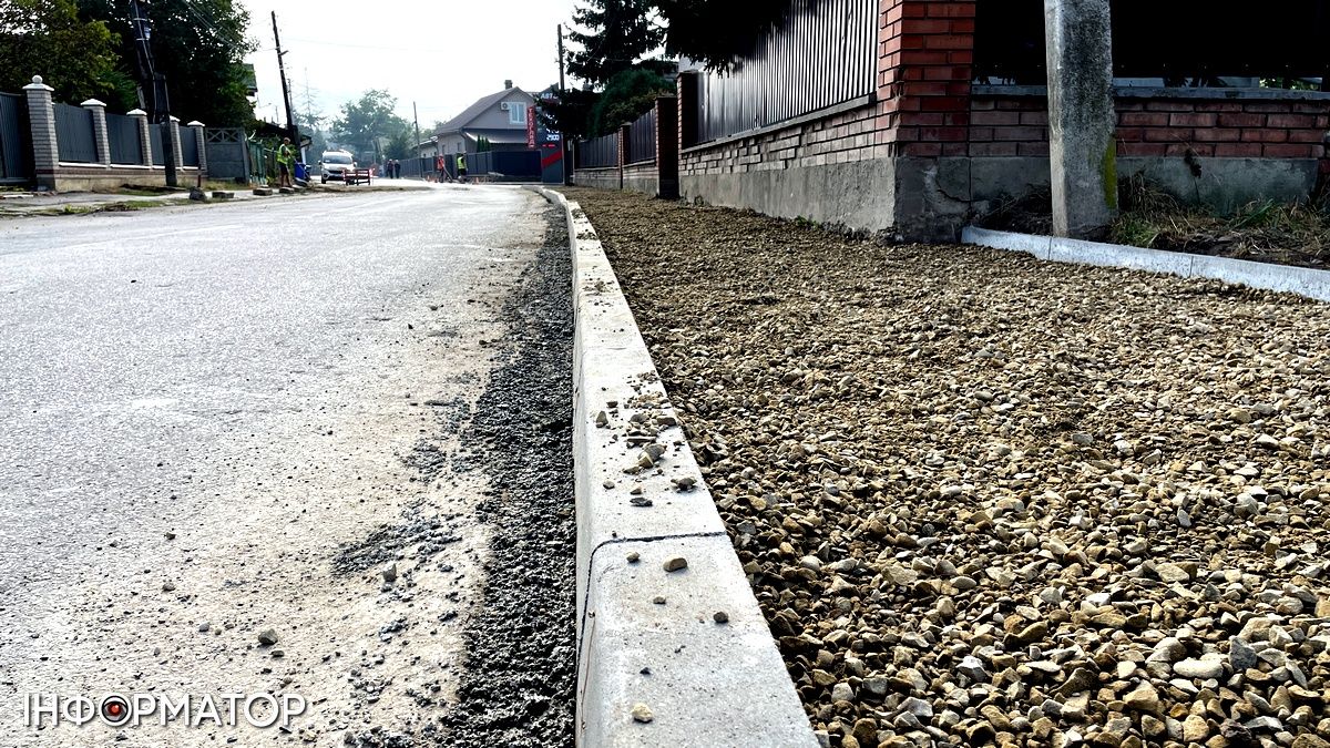 На частині вул. Довбуша підрядник ставить бруківку за пів мільйона гривень 3