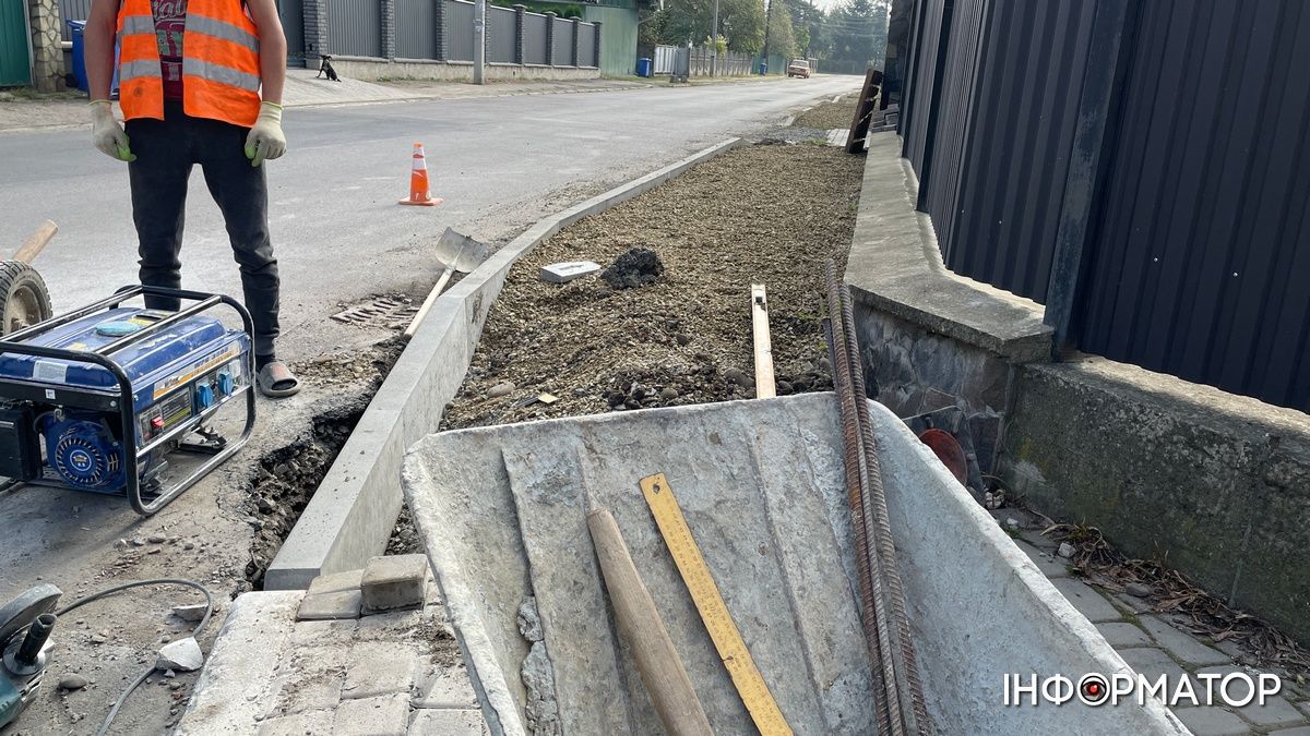 На частині вул. Довбуша підрядник ставить бруківку за пів мільйона гривень 4