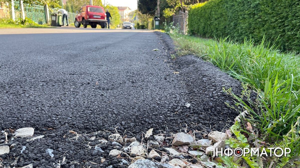 Натомість на цй вулиці можна зустріти незрозумілі "поребрики" з асфальту