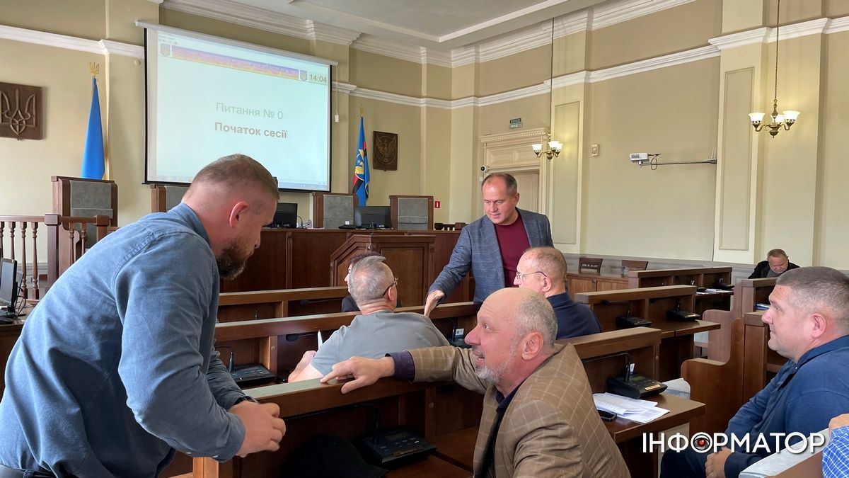 Крики "Ганьба" і завалене питання мережі закладів освіти: що відбувалось в ратуші 17 вересня 1