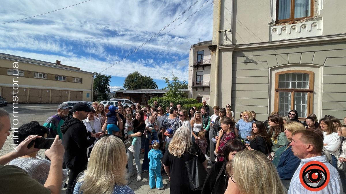 З претензіями - під ратушу. Два дитсадки Коломиї бунтують проти закриття груп 2