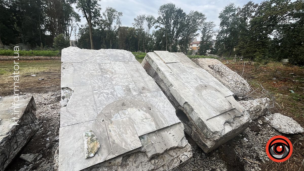 Після ексгумації: меморіальні плити на площі Скорботи у Коломиї демонтували і перенесли на кладовище 12