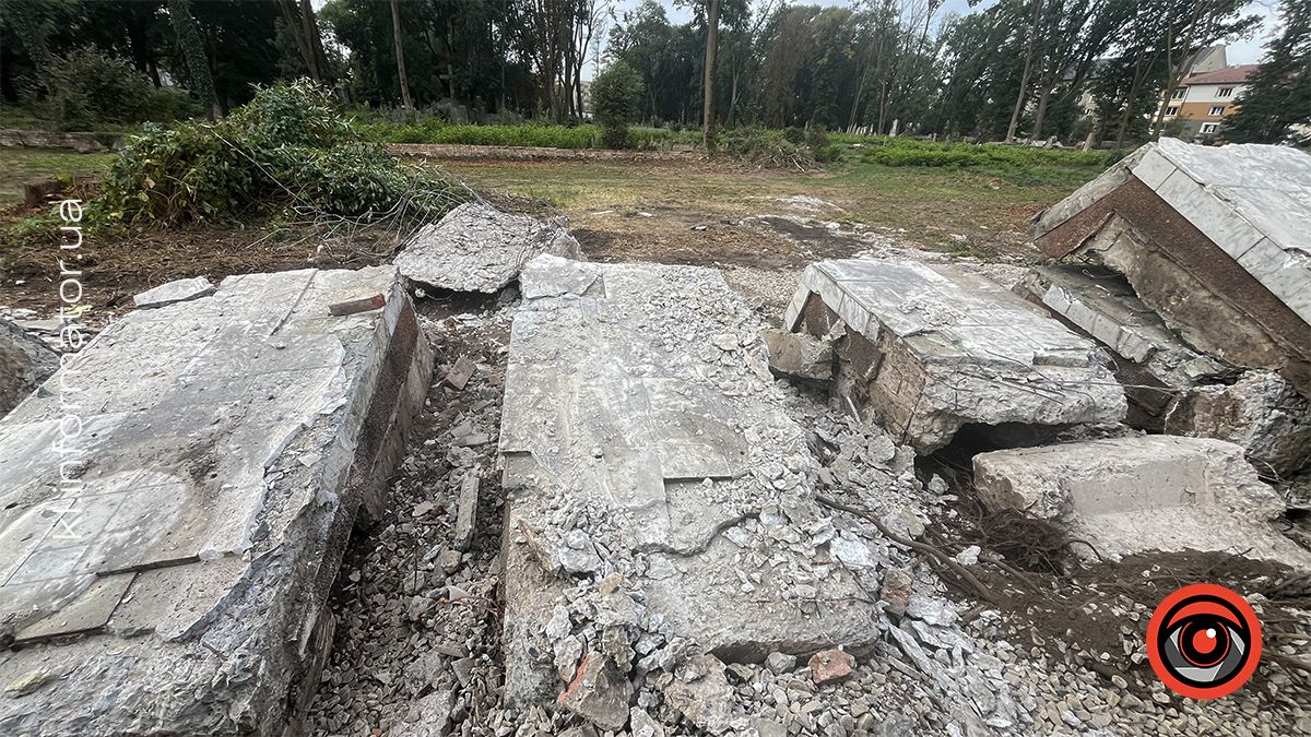 Після ексгумації: меморіальні плити на площі Скорботи у Коломиї демонтували і перенесли на кладовище 11