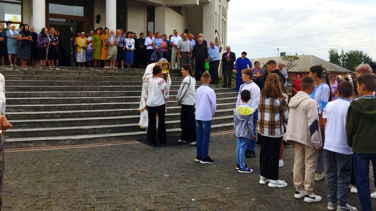 До храму Святого Василія Великого, що на Городенківщині, передали мощі Святого Миколая Чудотворця 1