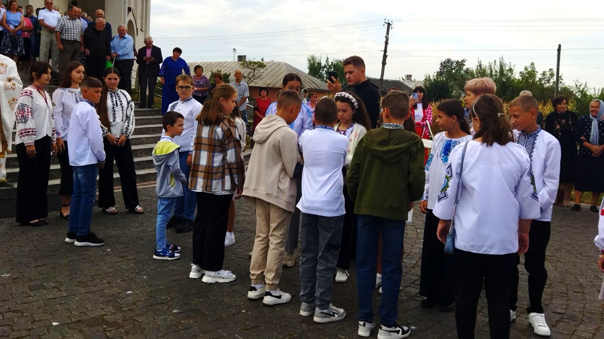 До храму Святого Василія Великого, що на Городенківщині, передали мощі Святого Миколая Чудотворця 2