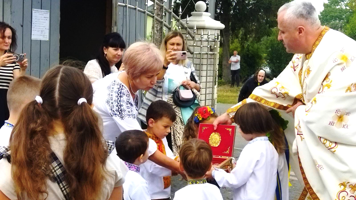 До храму Святого Василія Великого, що на Городенківщині, передали мощі Святого Миколая Чудотворця