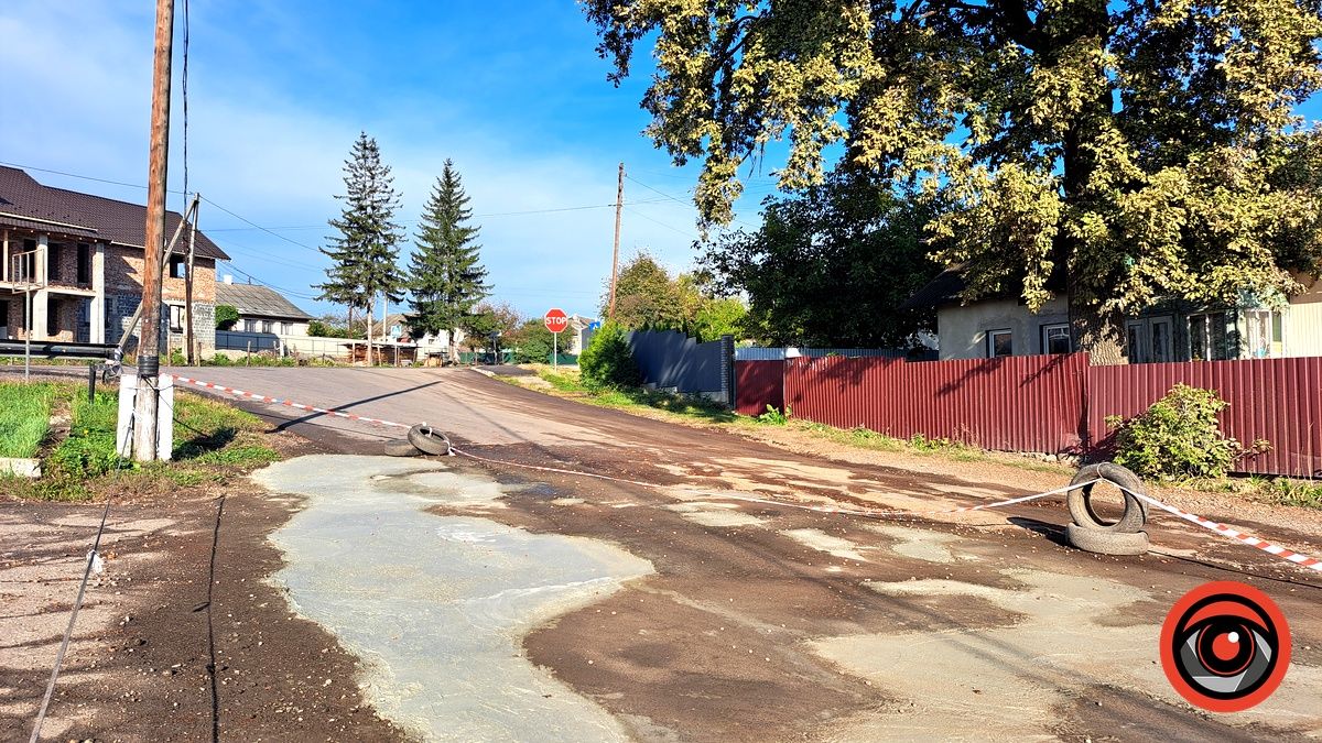 А де влада? У Отинії мешканці пішли в складчину, аби самотужки відремонтувати дорогу 10