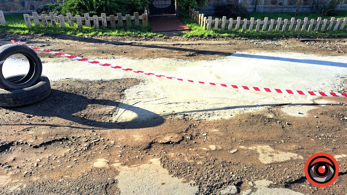 А де влада? У Отинії мешканці пішли в складчину, аби самотужки відремонтувати дорогу 8