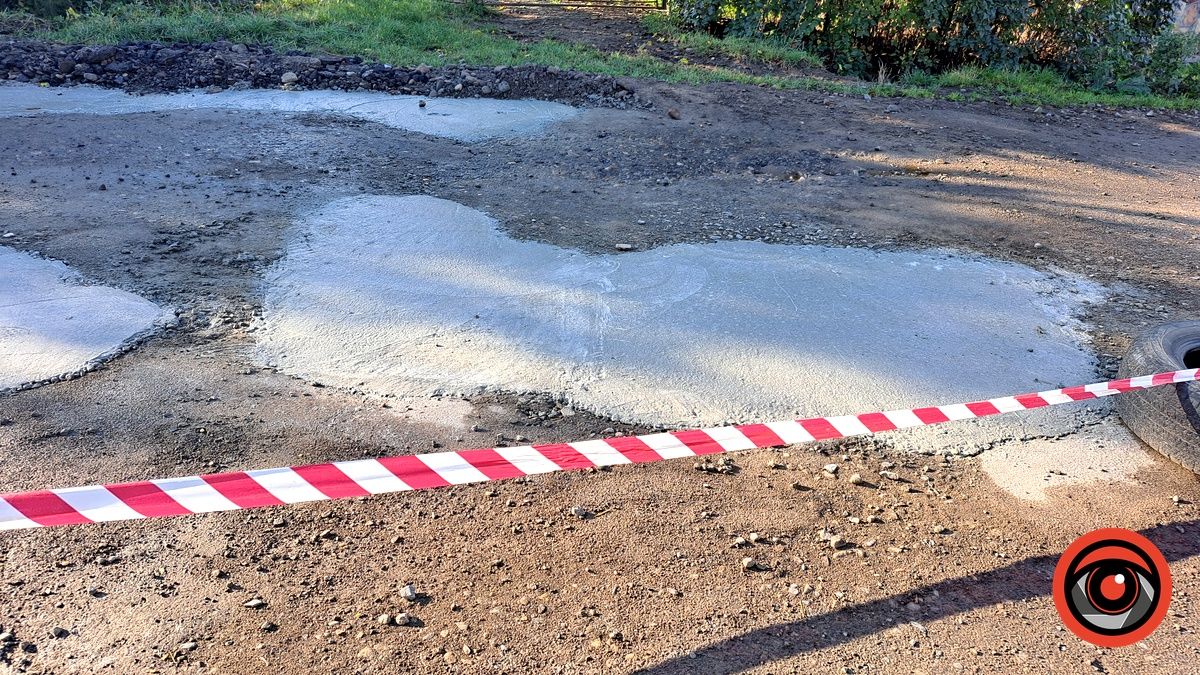 А де влада? У Отинії мешканці пішли в складчину, аби самотужки відремонтувати дорогу 5