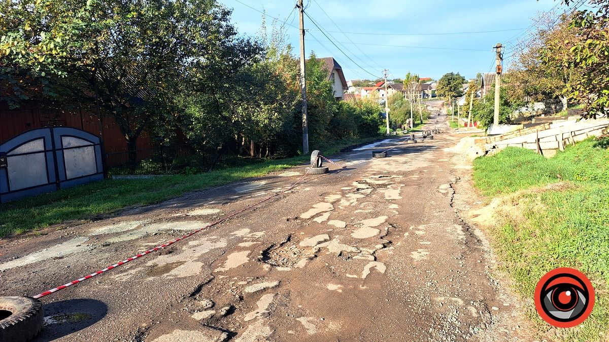 А де влада? У Отинії мешканці пішли в складчину, аби самотужки відремонтувати дорогу 2