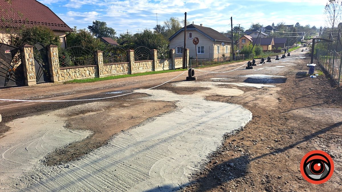 А де влада? У Отинії мешканці пішли в складчину, аби самотужки відремонтувати дорогу 7