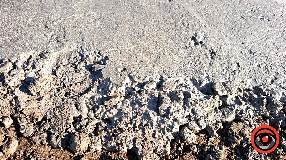 А де влада? У Отинії мешканці пішли в складчину, аби самотужки відремонтувати дорогу 1