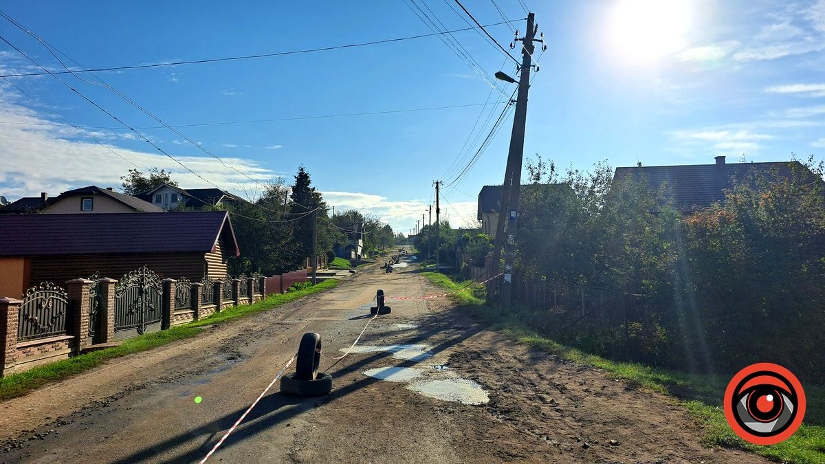 А де влада? У Отинії мешканці пішли в складчину, аби самотужки відремонтувати дорогу 3