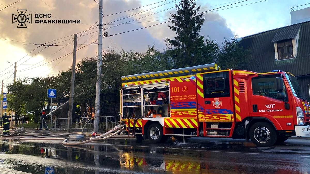 В Івано-Франківську горіла будівля пабу 2