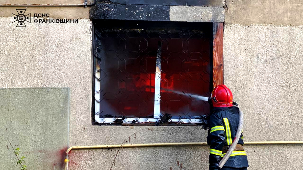 В Івано-Франківську горіла будівля пабу 3