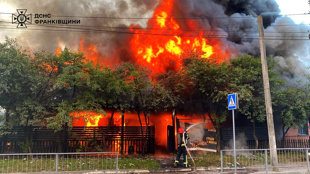 В Івано-Франківську горіла будівля пабу 1