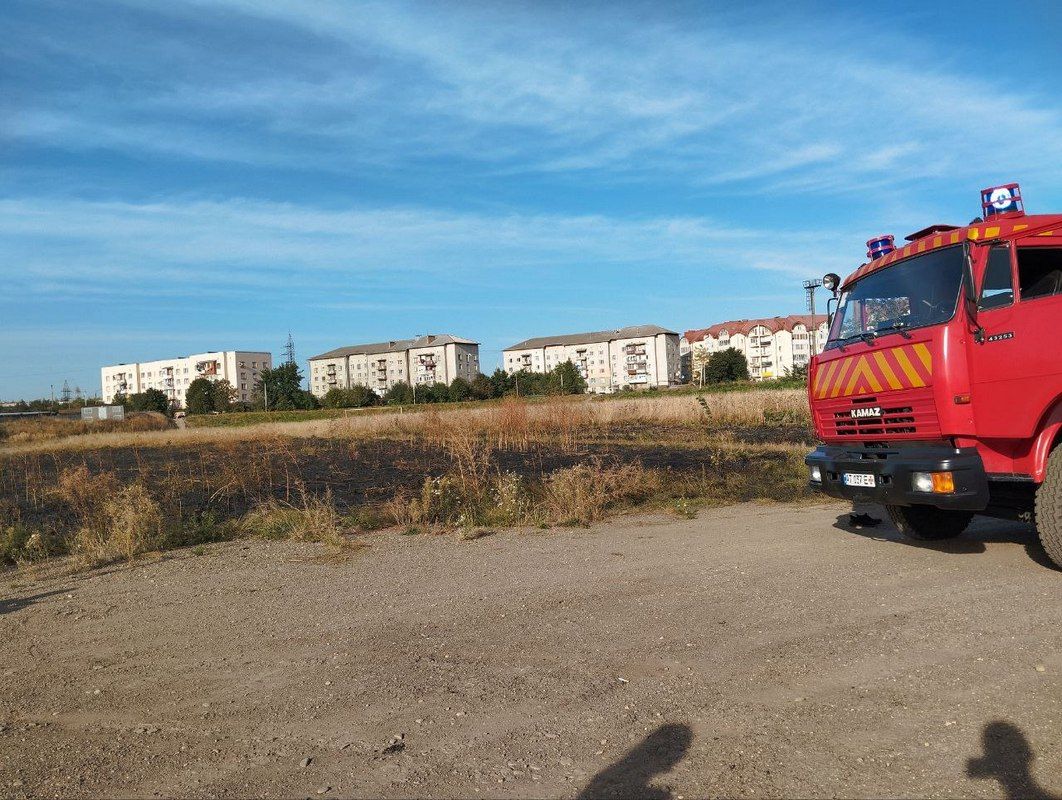 Коломийщина у вогні: майже 20 пожеж сухої трави спалахнули в районі за добу 2